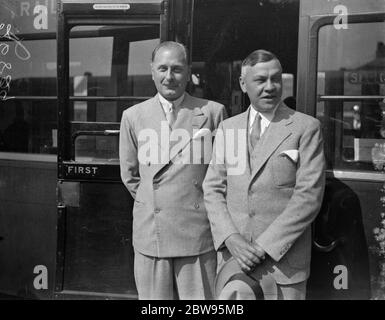 Kaye Don parte per l'America per competere per trofeo internazionale . Kaye Don ha lasciato Londra sul treno delle SS Majestic dalla stazione di Waterloo , per far competere l' America per il trofeo internazionale delle barche a motore , con Miss England III , in cui ha recentemente stabilito un nuovo record su Loch Lomond . Il sig. Kaye Don lascia il suo hotel a Londra per la stazione di Waterloo sulla sua strada per l'America. 10 agosto 1932 10 agosto Foto Stock