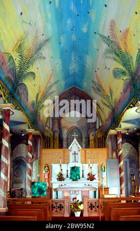 Grande isola punto di riferimento nella zona di Kona è la chiesa dipinta di San Benedetto all'interno della cappella è stata dipinta da Padre Giovanni Velghe da soffitto a pavimento. Foto Stock