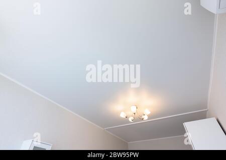 Classico soffitto bianco opaco stretch all'interno della camera da letto Foto Stock