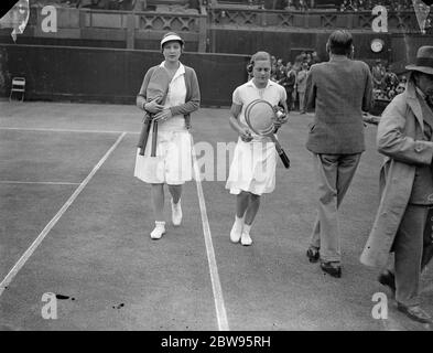 Helen Wills Moody sconfigge Mary Heeley in semifinali di Wimbledon . La signora Helen Wills Moody la stella del tennis americana ha sconfitto la signora Mary Heeley la giovane Birmingham , Inghilterra , ragazza nelle semifinali dei singoli femminili nei campionati di tennis di Wimbledon . Il punteggio è di 6-2 , 6-0 . La signora Wills Moody e la signora Mary Heeley si sono staccate dal campo dopo la partita. 30 giugno 1932 Foto Stock