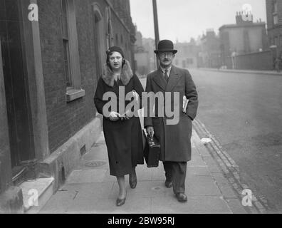 Padre scortò la figlia a lavorare dopo aver ricevuto lettere minacciose . Sig.ra Lilian Shear , 20 anni di Smith Street , Mile End , Londra , è stato scortato al lavoro dal padre dopo la ricezione di una lettera minacciosa che chiede £ 5000 al dolore della morte. la lettera è stata consegnata alla polizia e la guardia supplementare è stata posta sopra la famiglia. Lilian Shear è scortata al lavoro da suo padre questa mattina . 29 aprile 1932 Foto Stock
