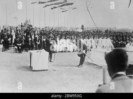 Scena di un'esplosione di bombe giapponese a Shanghai . Cinque eminenti leader giapponesi furono feriti quando una bomba dei mulini esplose sulla piattaforma di Hongkew Park , Shanghai , quando il generale Shirawkaw , il comandante giapponese in capo a Shanghai , mentre esaminava le truppe in onore del compleanno dell' imperatore del Giappone . Il comandante giapponese in capo Shirakawa ( che si inchinava davanti all'altare ) durante una cerimonia dell'esercito giapponese ad Hongkew , Park , Shanghai dove si è svolto l'oltraggio . 29 aprile 1932 Foto Stock