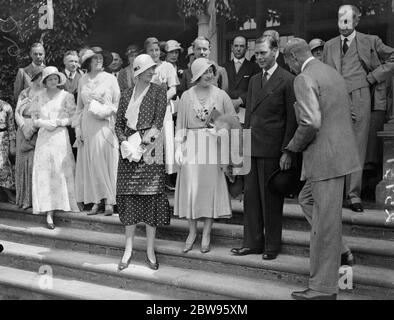 Duca e Duchessa di York visitano il centro industriale delle vittime di guerra in Surrey . Il Duca e la Duchessa di York hanno visitato il Centro industriale della ex Services Welfare Society a Leatherhead, Surrey. Il Duca e Duchessa di York con la Marchesa di Carisbrook sui gradini dell'ostello . 27 giugno 1932 Foto Stock