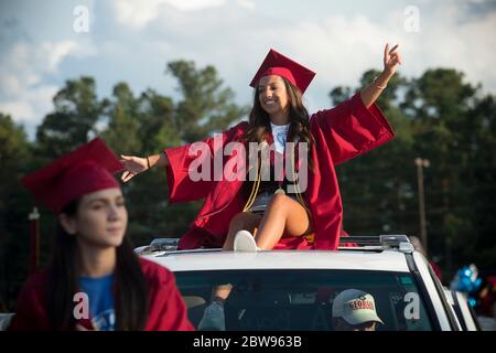 Marietta, GA, Stati Uniti. 29 maggio 2020. Jaime Bennett, un anziano della Lassiter School a nord di Atlanta, si fa un'ondata di ondate agli amici dalla sua familyÃs auto in una sfilata di centinaia di studenti dove ricevono i loro diplomi. Lo stile innovativo delle cerimonie di laurea utilizza la distanza sociale in auto invece della più tipica passeggiata in platea. Credit: Robin Rayne/ZUMA Wire/Alamy Live News Foto Stock