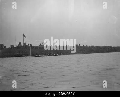 Cambridge ha fatto 8 boat alla fine della gara dopo aver vinto. 19 marzo 1932 Foto Stock