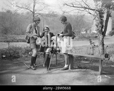 Il richiamo della strada aperta . Il sole di primavera ha reso Pasqua una vacanza all'aperto e migliaia di persone l'hanno goduta sulla strada aperta . Girl escursionisti sulla strada in Surrey . 27 marzo 1932 Foto Stock