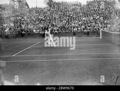 Borotra sconfigge le viti nella partita della Coppa Davis . Jean Borotra , veterano francese , ha sconfitto Ellsworth Vines , campione di tennis americano , nelle partite francesi americane per la Coppa Davis di Parigi . 6-4 , 6-2 , 3-6 6-4 . Borotra in azione durante la partita . 30 luglio 1932 Foto Stock