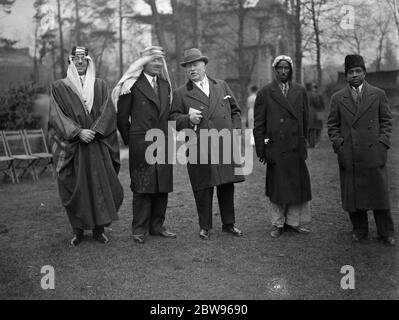 Mohammedans in Inghilterra festeggiano la fine del Ramadan Fast a Woking . Il veterano Lord Headley , il più celebrato inglese convertito all'Islam e ad altri Mohammedan in Inghilterra ha celebrato la fine del mese digiunando per Ramadan con preghiere e abbracci fraterni di ringraziamento alla moschea di Woking , Surrey . Lord Headley e il Ministro degli Hedjaz alla cerimonia . 9 febbraio 1932 la moschea di Shah Jahan fu la prima moschea costruita appositamente in Europa al di fuori della Spagna musulmana Foto Stock