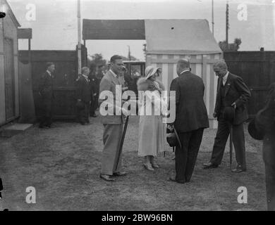 ADC al Re per sposarsi . L'impegno è annunciato dal colonnello Bertram Abel Smith , DSC , che dal 1926 è ADC , al re , e dalla signora Musgrave Hall , figlia del compianto signor e della signora Fergus Fergusson . Il colonnello Abel Smith è direttore di molte grandi imprese di buisness e direttore straordinario della Banca Provinciale Nazionale . Durante la guerra servì con distinzione in Egitto , Gallipoli , Salonica e Francia . Il colonnello Abel Smith e la signora Musgrave Hall hanno fotografato camminando a St James Park , londra , dopo l'annuncio del loro impegno . 29 giugno 1932 Foto Stock