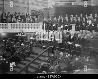 Il Cancelliere dello scacchiere riceve la libertà di Birmingham . Il Cancelliere dello scacchiere ha ricevuto la libertà della città di Birmingham in un groviglio d'argento , in occasione di una riunione speciale del Consiglio nel Municipio di Birmingham . Ascolto del discorso . 6 maggio 1932 Foto Stock