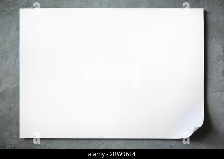 Simulato di un foglio di carta A4 bianca con un angolo piegato e l'ombra su uno sfondo concreto Foto Stock