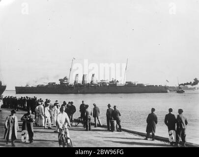 Navi da guerra britanniche a Copenaghen per la visita del Principe di Galles . In relazione alla visita del Principe del Galles in Danimarca per aprire la British Empire Exhibition , tre navi da guerra britanniche sono arrivate al largo di Copenaghen . L'HMS Dorsetshire che arrivava a Copenhagen guardava da una folla sulla banchina . 23 settembre 1932 Foto Stock