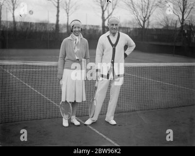 Il Ministro del Gabinetto compete nel torneo di tennis del Roehampton Club . Sir Samuel Hoare , Segretario per l' India , ha collaborato con la signora D C Shepherd Barron , nel corso dei Mixed Doubles dei Surrey Hard Court Championships a Roehampton London . Sir Samuel Hoare e la signora D C Shepherd Barron alla corte di Roehampton per la loro partita. 4 aprile 1932 Foto Stock