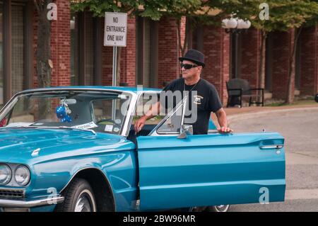 TORONTO, CANADA - 08 18 2018: Proprietario di un'auto oldtimer sta entrando nel suo hardtop Ford Thunderbird 1967 fatto da American Automaker Ford Motor Company Foto Stock