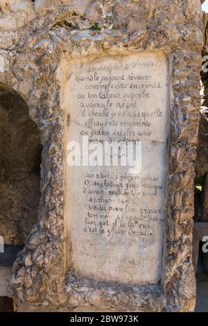 Poema in Palais Ideal du facteur Cheval. Curiosità, edificio surreale, architettura d'arte naïve, costruita da Ferdinand Cheval, postino. Foto Stock