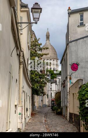 Parigi, Francia - 12 maggio 2020: Strada tipica a Montmartre a Parigi alla fine della giornata durante il blocco a causa della covid-19 Foto Stock