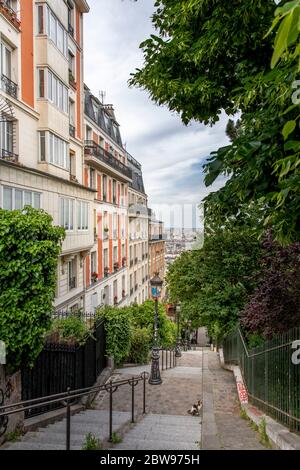 Parigi, Francia - 12 maggio 2020: Scale tipiche e edifici Haussmann a Montmartre a Parigi Foto Stock