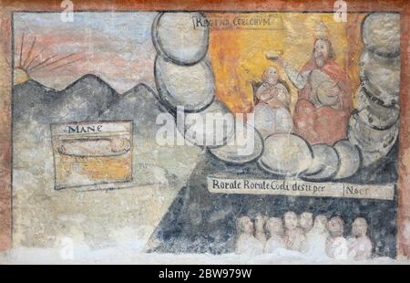 Affresco raffigurante l'incoronazione della Vergine Maria. 'Rorate caeli desuper' – 'Drop down (rugiada) you heavens from above' via Kapitulska a Bratislava. Foto Stock