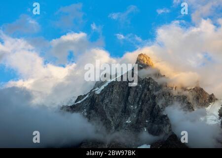 Aiguille du Midi tramonto vista da Chamonix Mont-Blanc nelle Alpi francesi, Francia Foto Stock