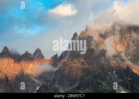 Alpi francesi vicino all'Aiguille du Midi vista da Chamonix Mont-Blanc al tramonto luci, Francia Foto Stock