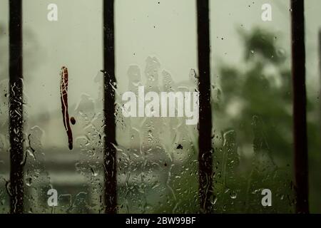 Stampa a mano sul vetro della finestra durante la sera piovosa Foto Stock