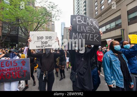 Toronto, Ontario, Canada - 30 maggio 2020. Si stima che 4000-5000 manifestanti camminino per le strade di Toronto durante la Black Lives Matter - Justic for Regis march. Regis Korchinski-Paquet, 29 anni, morì il 27 maggio 2020 dopo essere caduto dal 24° piano. L'Ontario Special Investigations Unit ha aperto un'indagine sulla morte di giovani donne nere. Mark Spowart/Alamy Live News. Foto Stock