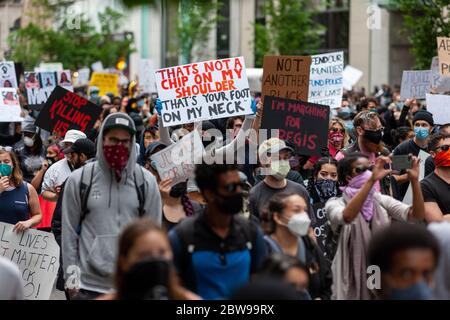 Toronto, Ontario, Canada - 30 maggio 2020. Si stima che 4000-5000 manifestanti camminino per le strade di Toronto durante la Black Lives Matter - Justic for Regis march. Regis Korchinski-Paquet, 29 anni, morì il 27 maggio 2020 dopo essere caduto dal 24° piano. L'Ontario Special Investigations Unit ha aperto un'indagine sulla morte di giovani donne nere. Mark Spowart/Alamy Live News. Foto Stock