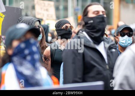 Toronto, Ontario, Canada - 30 maggio 2020. Si stima che 4000-5000 manifestanti camminino per le strade di Toronto durante la Black Lives Matter - Justic for Regis march. Regis Korchinski-Paquet, 29 anni, morì il 27 maggio 2020 dopo essere caduto dal 24° piano. L'Ontario Special Investigations Unit ha aperto un'indagine sulla morte di giovani donne nere. Mark Spowart/Alamy Live News. Foto Stock