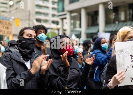 Toronto, Ontario, Canada - 30 maggio 2020. Si stima che 4000-5000 manifestanti camminino per le strade di Toronto durante la Black Lives Matter - Justic for Regis march. Regis Korchinski-Paquet, 29 anni, morì il 27 maggio 2020 dopo essere caduto dal 24° piano. L'Ontario Special Investigations Unit ha aperto un'indagine sulla morte di giovani donne nere. Mark Spowart/Alamy Live News. Foto Stock