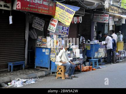 India. 30 maggio 2019. Un venditore di libri aspetta i compratori del libro davanti al suo piccolo negozio nel mercato del libro di College Street a Kolkata durante il blocco. (Foto di Anubrata Mondal/Pacific Press) Credit: Pacific Press Agency/Alamy Live News Foto Stock