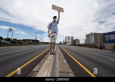 Austin, Texas, Stati Uniti. 30 maggio 2020. Migliaia di rally al quartier generale della polizia e Block Interstate 35 a Austin, entrambe le direzioni protestando per l'uccisione di George Floyd e altre vite perse mentre si trovava in custodia della polizia. La protesta rispecchiava decine di persone a livello nazionale mentre gli americani si radunavano contro la presunta brutalità della polizia contro i cittadini neri. Credit: Bob Daemmrich/ZUMA Wire/Alamy Live News Foto Stock