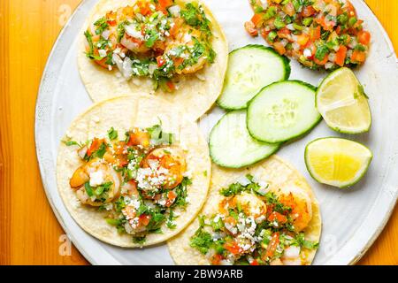 Gamberi Tacos su un piatto Foto Stock