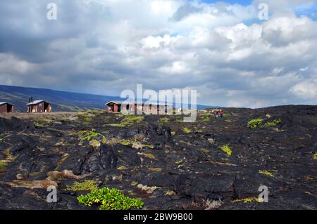 Il vulcano Kilheaua è pieno di cielo con vog mentre continua ad essere attivo. I visitatori esplorano il campo di lava alla fine della Chain of Craters Road di ha Foto Stock