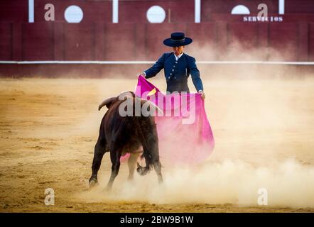 Il bullfighter spagnolo Fernando Rey si esibisce con un governo durante una masterclass di corrida in un vuoto la Malagueta corride come parziale blocco continua nel paese in mezzo alla malattia del coronavirus. Il bullfighter spagnolo Fernando Rey ha dato una masterclass con gli studenti della scuola di corrida senza la presenza di spettatori come misura per prevenire la diffusione del coronavirus. Questa situazione mostra un'arena vuota ed è il primo evento di corrida in città da quando hanno iniziato lo stato di emergenza. Foto Stock