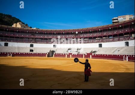 Studente peruviano della scuola di corride di Malaga Julio Alguiar visto durante una masterclass di corrida in un vuoto la Malagueta arena come parziale blocco continua nel paese in mezzo alla malattia del coronavirus. Il bullfighter spagnolo Fernando Rey ha dato una masterclass con gli studenti della scuola di corrida senza la presenza di spettatori come misura per prevenire la diffusione del coronavirus. Questa situazione mostra un'arena vuota ed è il primo evento di corrida in città da quando hanno iniziato lo stato di emergenza. Foto Stock