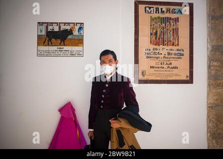 Studente peruviano della scuola di corride di Malaga Julio Alguiar pone per una foto che indossa una maschera facciale prima di una classe di magistrale corrida in un anello vuoto la Malagueta toro come parziale blocco continua nel paese in mezzo alla malattia di coronavirus. Il bullfighter spagnolo Fernando Rey ha dato una masterclass con gli studenti della scuola di corrida senza la presenza di spettatori come misura per prevenire la diffusione del coronavirus. Questa situazione mostra un'arena vuota ed è il primo evento di corrida in città da quando hanno iniziato lo stato di emergenza. Foto Stock