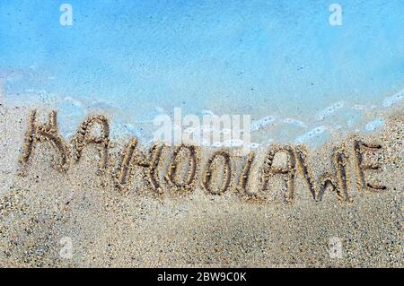 Le lettere disegnate con le dita resistono al leggero riflusso e al flusso delle acque dell'Oceano Pacifico che circondano le isole hawaiane. Kahoolawei ne tiene Foto Stock