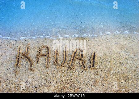 Le lettere disegnate con le dita resistono al leggero riflusso e al flusso delle acque dell'Oceano Pacifico che circondano le isole hawaiane. Kauai ha una sua propria Foto Stock