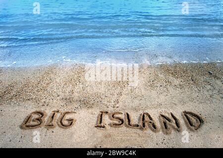 Le lettere disegnate con le dita resistono al leggero riflusso e al flusso delle acque dell'Oceano Pacifico che circondano le isole hawaiane. Big Island ne tiene Foto Stock