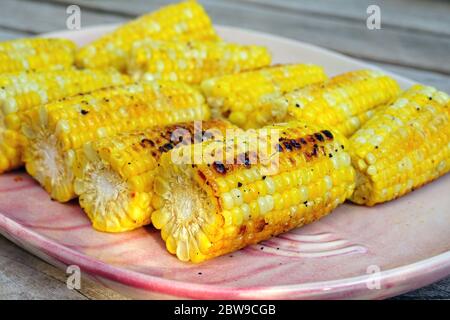 Spighe di mais grigliate sulla pannocchia Foto Stock