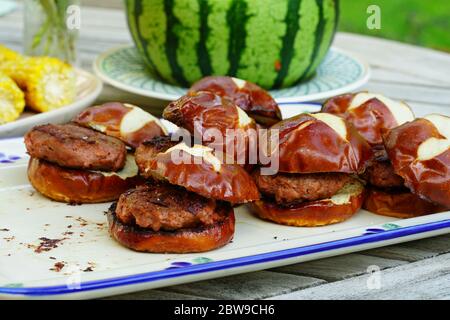 Hamburger di vegan alla griglia preparati con proteine a base di piante oltre la carne Foto Stock