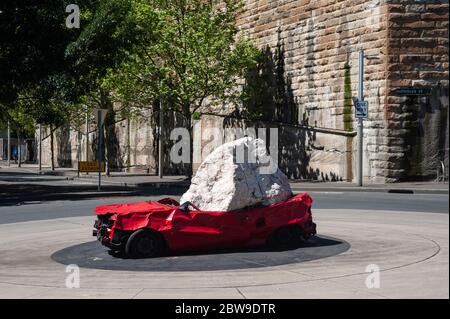 25.09.2019, Sydney, nuovo Galles del Sud, Australia - Installazione artistica chiamata Still Life with Stone and Car dall'artista americano Jimmie Durham. Foto Stock