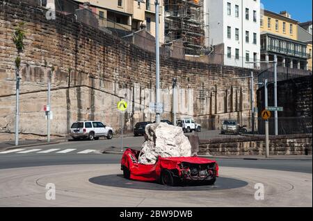 25.09.2019, Sydney, nuovo Galles del Sud, Australia - Installazione artistica chiamata Still Life with Stone and Car dall'artista americano Jimmie Durham. Foto Stock