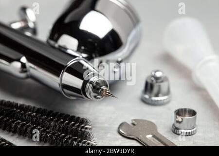 Pulizia aerografo. Spazzole e altri strumenti per la pulizia delle spazzole  Foto stock - Alamy