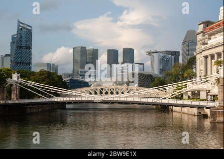 28.05.2020, Singapore, Repubblica di Singapore, Asia - il paesaggio urbano del ponte Cavenagh sul fiume Singapore con i grattacieli del quartiere del centro. Foto Stock