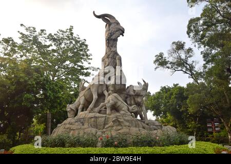 La scultura Five Rams si trova in cima alla collina di Yuexiu nel parco di Yuexiu a Guangzhou, rappresenta i cinque arieti che hanno dato alla città il suo soprannome di "Città dei Rams" Foto Stock