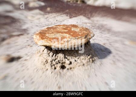 NV00300-00...NUOVO MESSICO - un piccolissimo hoodoo fotografato con un bambino con lenti Sweet Spot da 36 mm nell'area di Bisti Wilderness. Foto Stock