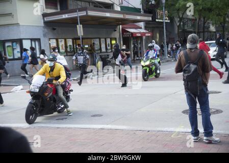 Pittsburgh, Stati Uniti. 30 maggio 2020. I manifestanti e i saccheggiatori scoppiano dalla polizia dopo la manifestazione di sabato 30 maggio 2020 a Pittsburgh. La folla protestava per la morte di George Floyd, morto durante la custodia della polizia a Minneapolis all'inizio della settimana. Foto di Archie Carpenter/UPI Credit: UPI/Alamy Live News Foto Stock