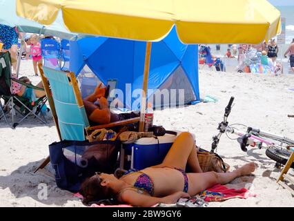 Cocoa Beach, Stati Uniti. 30 maggio 2020. Le persone si prendano parte alle attività in spiaggia sulla spiaggia di Cocoa prima del lancio di SpaceX Demo-2 Falcon 9, Crew Dragon con gli astronauti della NASA Bob Behnken e Doug Hurley a bordo dal Kennedy Space Center sabato 30 maggio 2020. Photo by Gary i Rothstein/UPI Credit: UPI/Alamy Live News Foto Stock