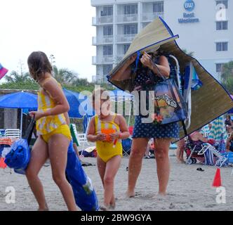 Cocoa Beach, Stati Uniti. 30 maggio 2020. Le persone si prendano parte alle attività in spiaggia sulla spiaggia di Cocoa prima del lancio di SpaceX Demo-2 Falcon 9, Crew Dragon con gli astronauti della NASA Bob Behnken e Doug Hurley a bordo dal Kennedy Space Center sabato 30 maggio 2020. Photo by Gary i Rothstein/UPI Credit: UPI/Alamy Live News Foto Stock